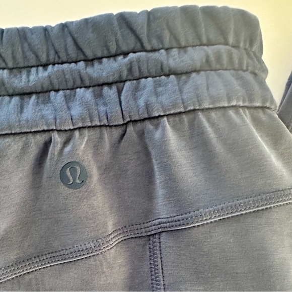 Lululemon Softstreme High-Rise Straight-Leg
Cropped Pant Size 4 - Picture 12 of 13